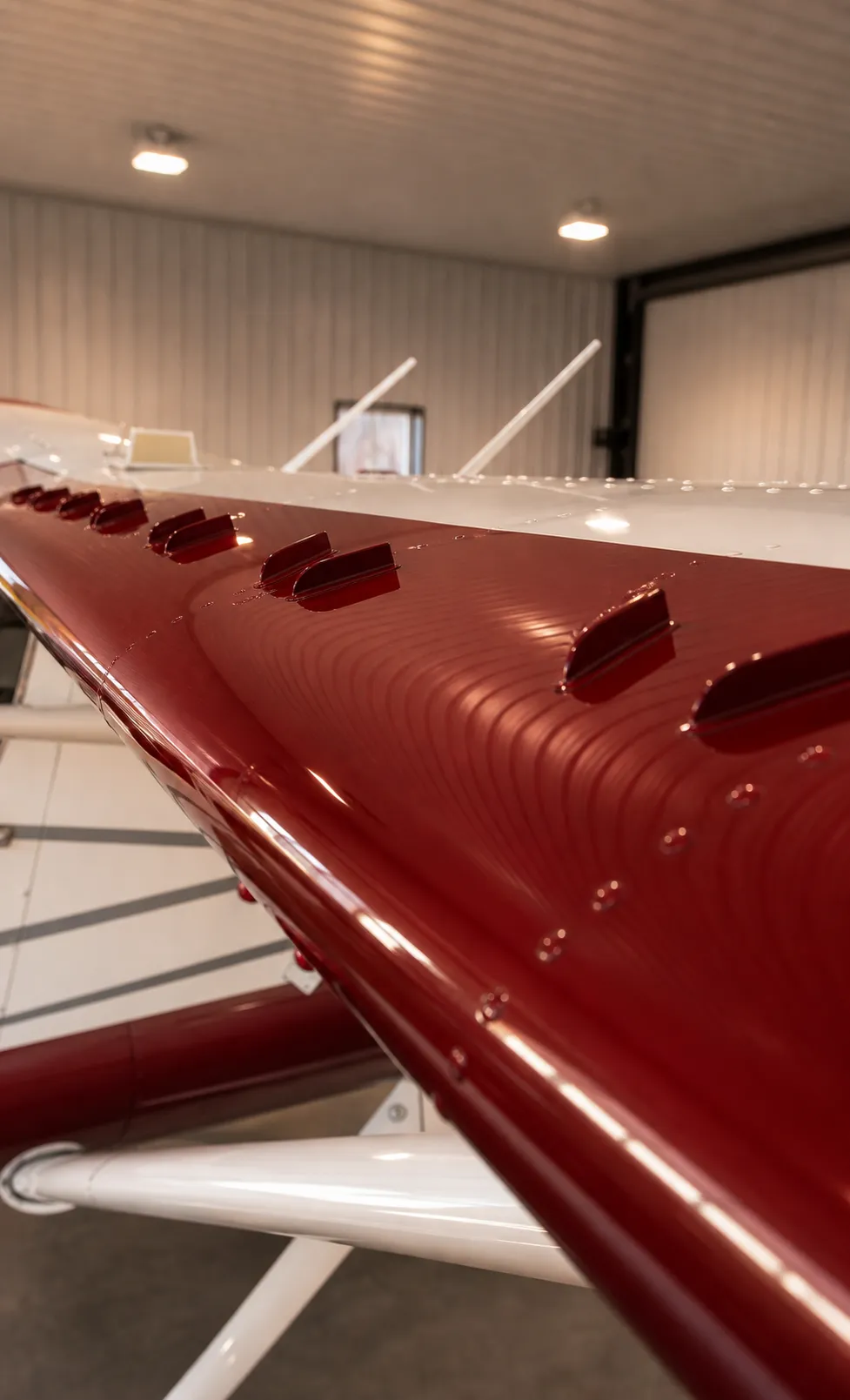 Ceramic-coated red wing leading edge, deep gloss